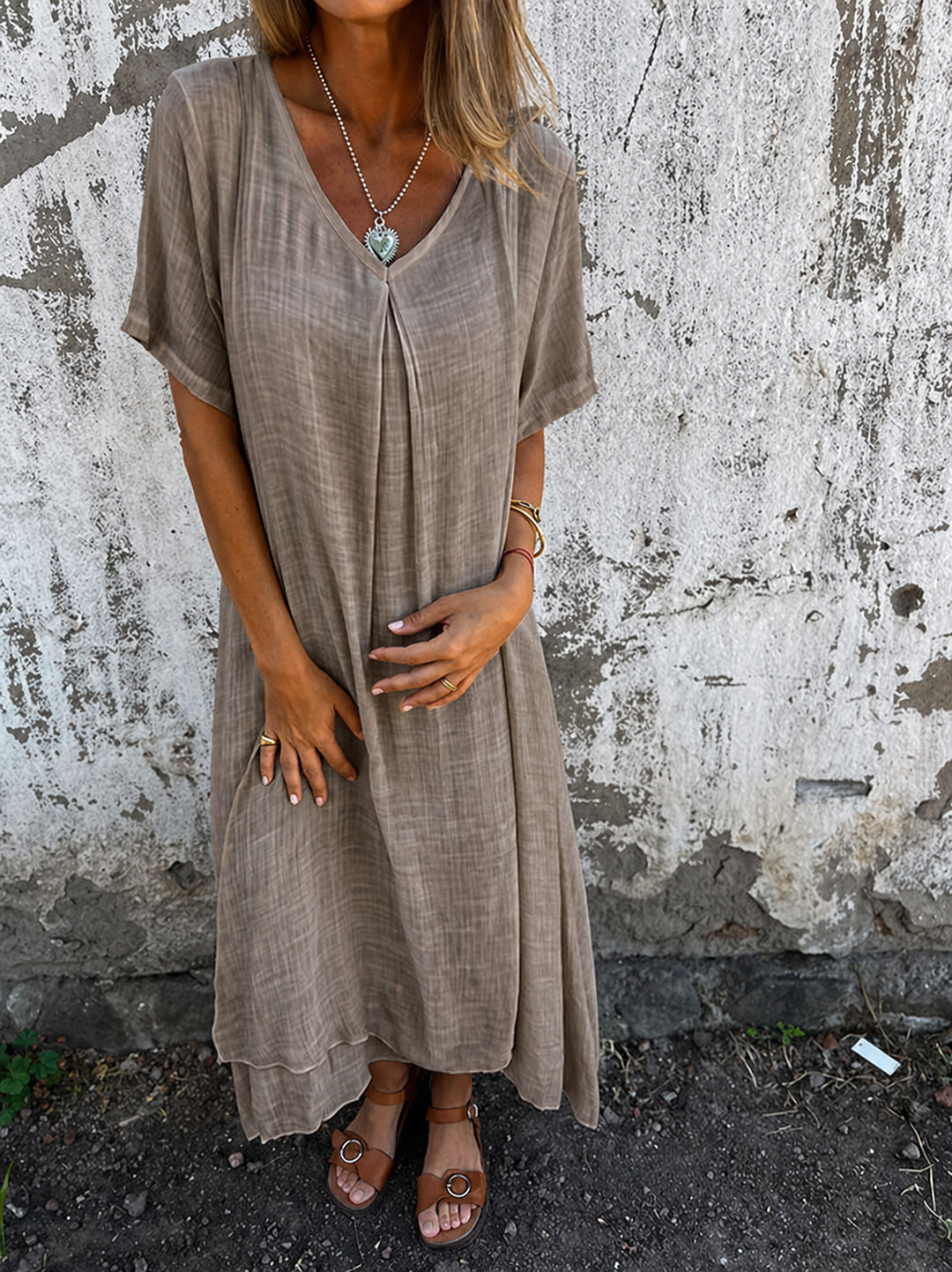 Taupe V-neck maxi dress with short sleeves and flowy linen-look fabric